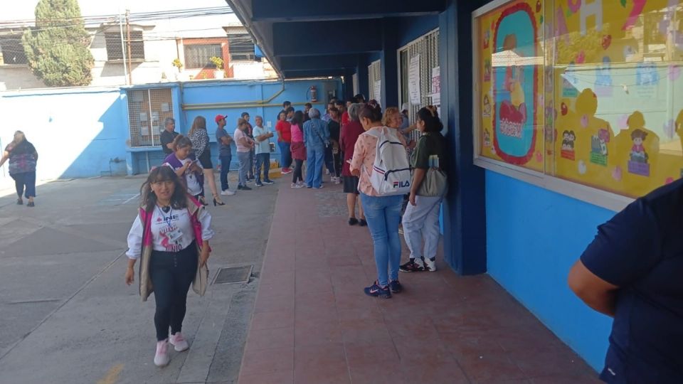 Los ciudadanos esperaron pacientes para emitir su voto.