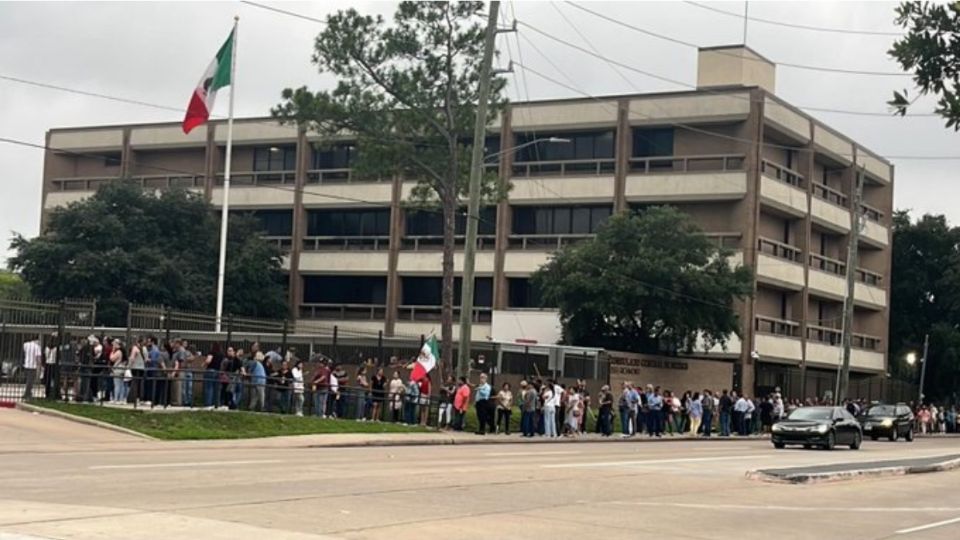 Se registraron filas kilométricas de ciudadanos mexicanos en las calles de Houston que ejercieron su derecho al voto