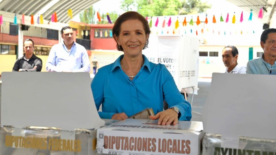 La candidata ejerció su derecho al voto
