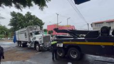 Vuelca camión con tomates en la Gustavo A. Madero