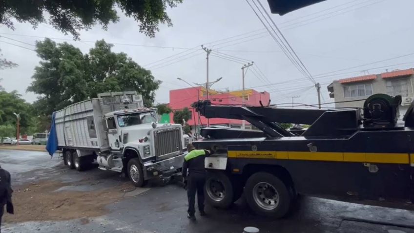 Vuelca camión con tomates en la Gustavo A. Madero