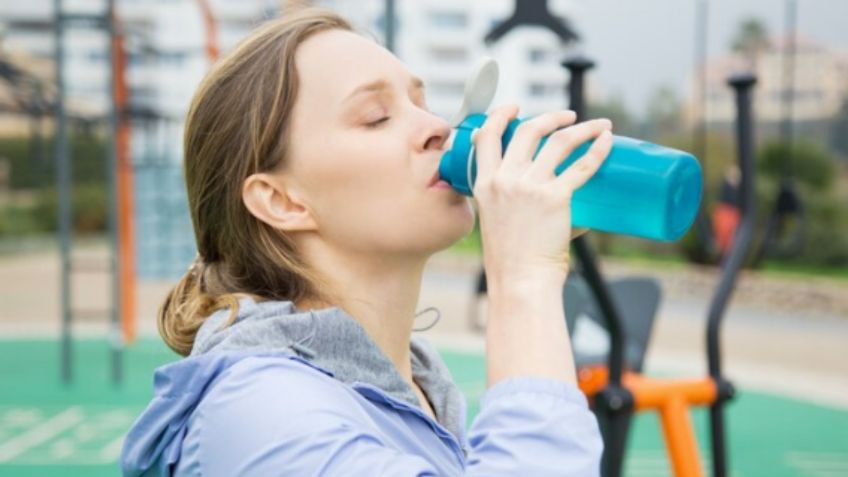 ¿Debes tomar suero para las altas temperaturas? Experta destruye mitos