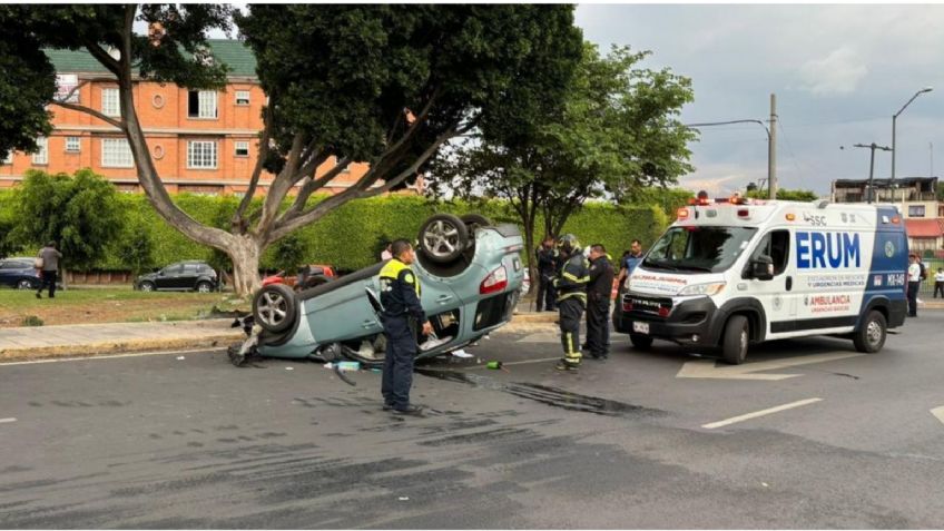 Aparatoso accidente en Coapa: automóvil vuelca cerca del Club América