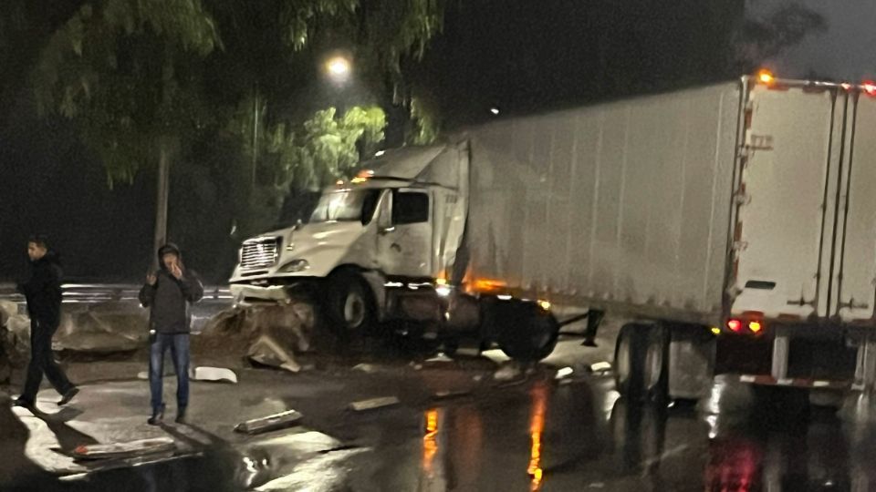 El tráiler quedó completamente atravesado sobre Insurgentes Sur con dirección al norte.