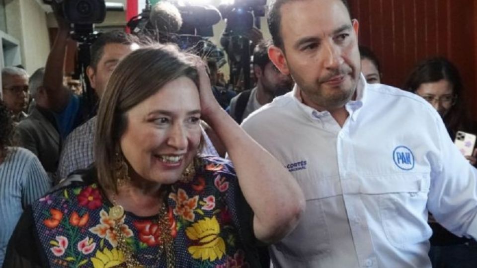 Xóchitl Gálvez Ruiz, senadora y excandidata presidencial, camina junto a Marko Cortés, líder del Partido Acción Nacional (PAN).