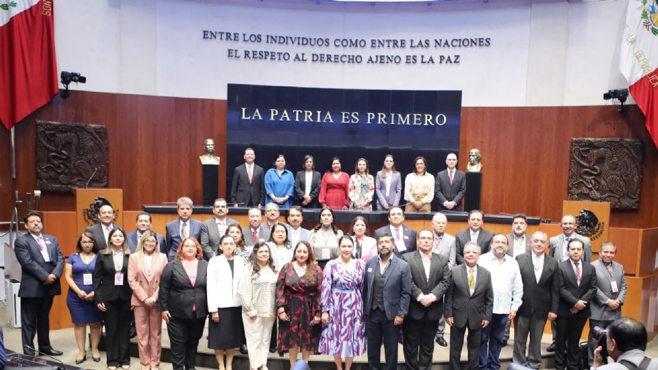 Ceremonia de entrega de constancias en la Cámara alta del Congreso de la Unión.