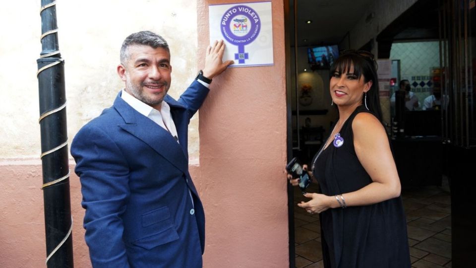 Mauricio Tabe coloco la placa de puntos violeta a cuatro restaurantes