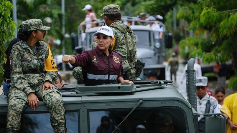 Mara Lezama, junto con personal de la Secretaría de Marina y Ejército Mexicano, rescató a personas que quedaron atrapadas por la lluvia