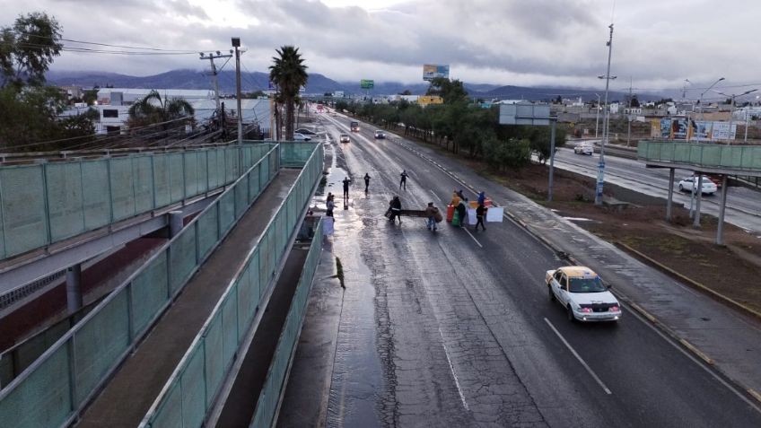 Bloquean carretera México-Pachuca, a la altura de La Casa de la Tercera Edad