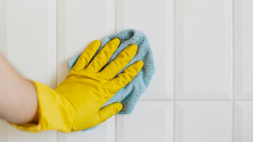 Cera casera con vinagre y bicarbonato para que el azulejo del baño siempre esté limpio y brillante