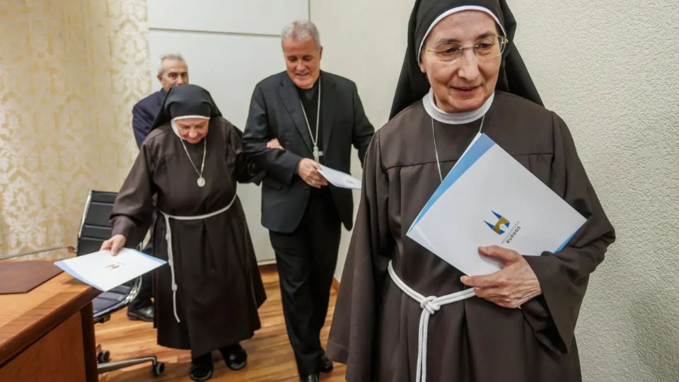 Excomulgan a las monjas rebeldes