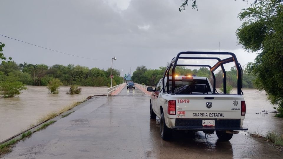 Asimismo, en las carreteras se han realizado cierres de vialidad temporales para prevenir accidentes derivados de la caída de piedras de la sierra o la inundación por desbordamiento de diferentes ríos