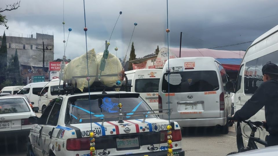 Sobre la vía de comunicación colocaron piedras en forma de barricada