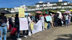 Trabajadores del ISSSTE protestan en el marco de la visita de AMLO a Xoxocotlán