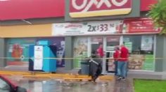 Se desploma el techo de un Oxxo por las fuertes lluvias; los vendedores lograron salir a tiempo | VIDEO