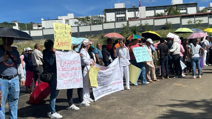 Trabajadores del ISSSTE protestan en el marco de la visita de AMLO a Xoxocotlán