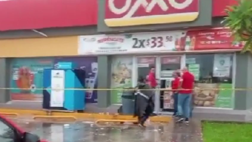 Se desploma el techo de un Oxxo por las fuertes lluvias; los vendedores lograron salir a tiempo | VIDEO