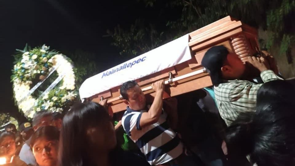 Cortejo fúnebre de Acasio Flores Guerrero, alcalde asesinado en la comunidad de Alacatlatzala.