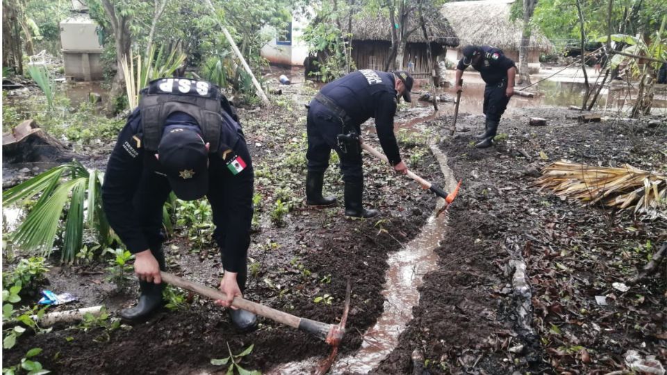 Policías guiando el agua