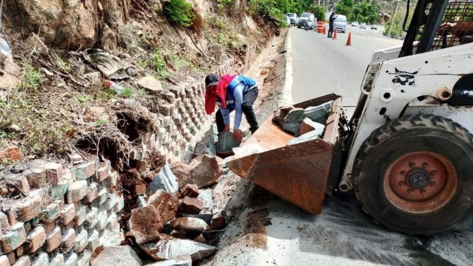 A primera hora de este domingo, se iniciaron las labores de demolición de rocas de gran tamaño que representaban un peligro para conductores.