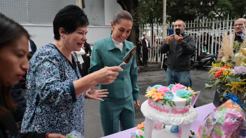 Claudia Sheinbaum recibió un pastel en las inmediaciones de la casa de transición.