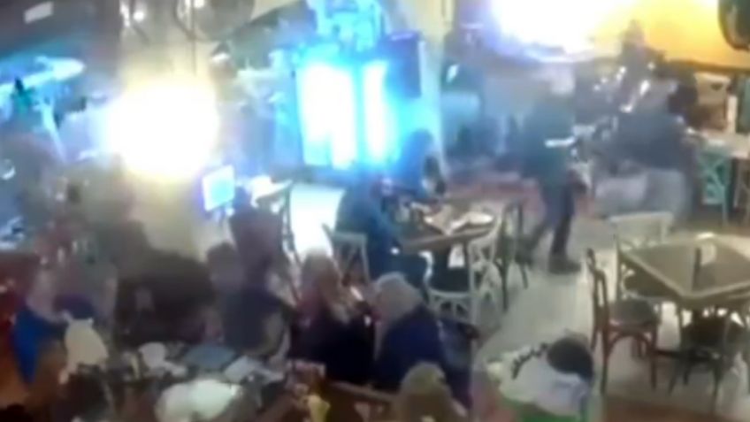 VIDEO: sujetos armados con metralletas asaltan restaurante "El carnal"