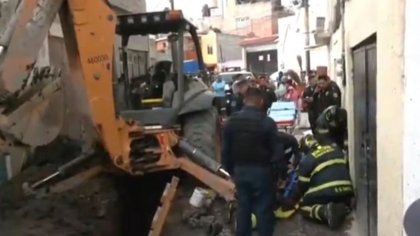 Caen y se quedan atrapados dos trabajadores en una fosa de la alcaldía Azcapotzalco