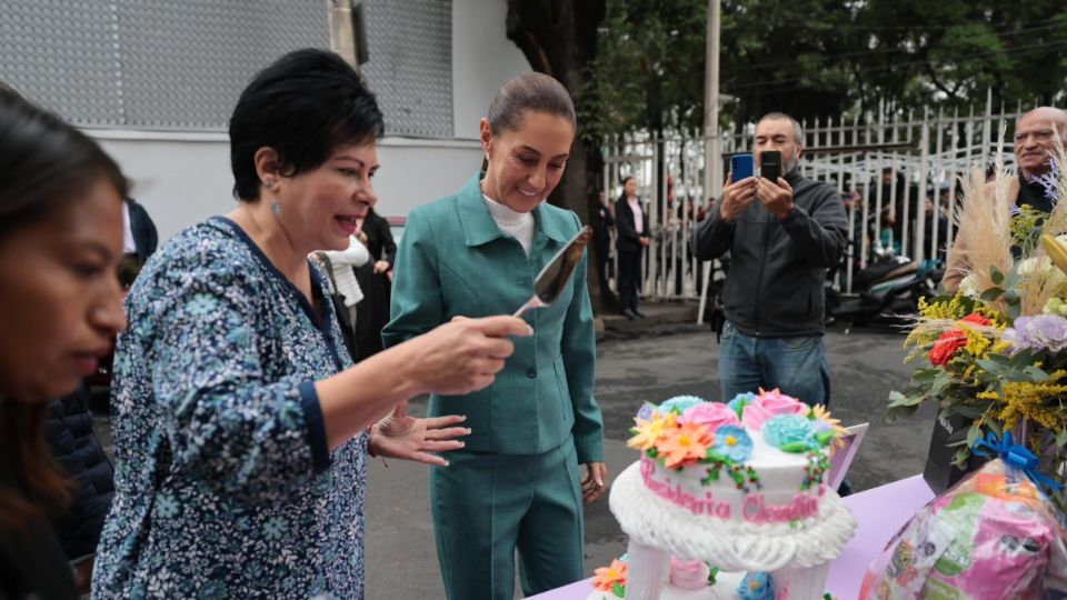 Su vecina Silvia Torres le llevó un pastel que decía: 'Felicidades Presidenta'.