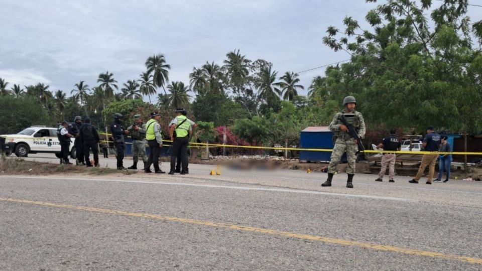 Cuatro cuerpos con la cabeza tapada, estaban en el asfalto.