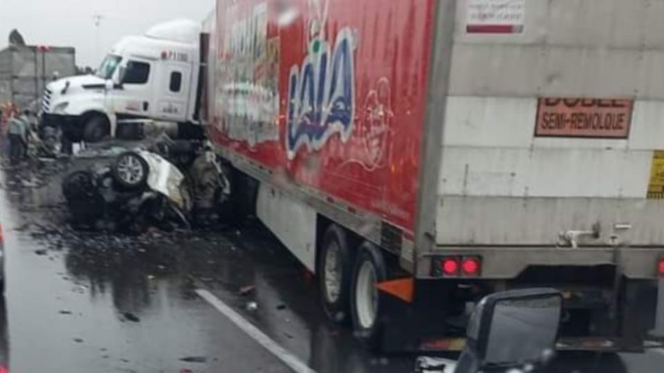 Usuarios en redes sociales reportan caos vial en la zona.