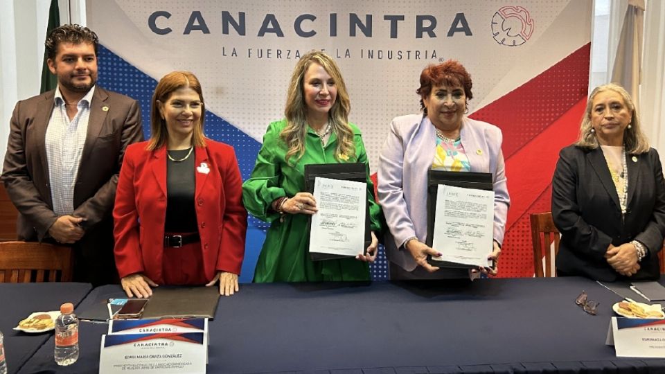 La firma del convenio fue encabezada por Esperanza Ortega Azar, presidenta nacional de Canacintra, y Sonia María Garza González, presidenta nacional de AMMJE.