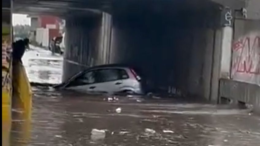 VIDEO: intentan rescatar a automovilista que quedó dando vueltas tras fuertes lluvias en Tecámac