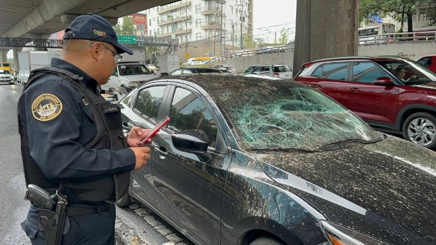 VIDEO: cae estructura metálica del segundo piso del Periférico; daña 2 autos