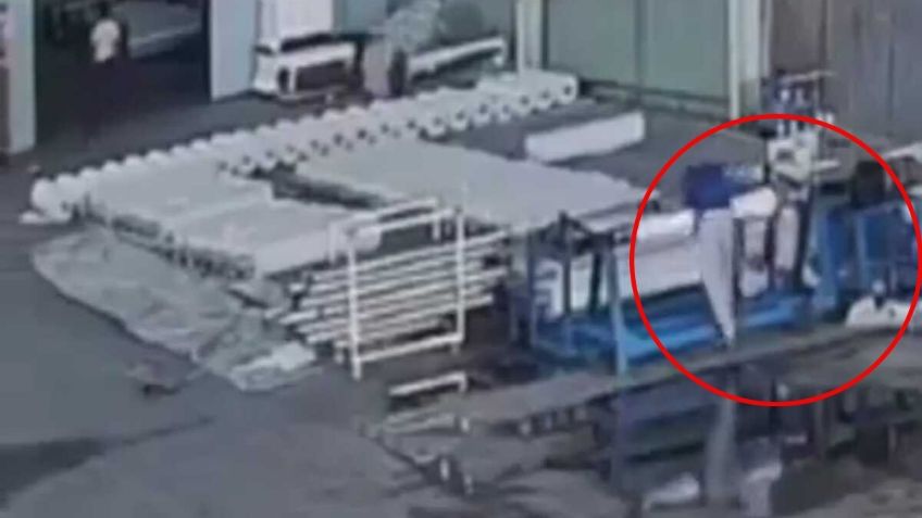 VIDEO: una trabajadora se atora y es envuelta por una máquina mientras colocaba una tela