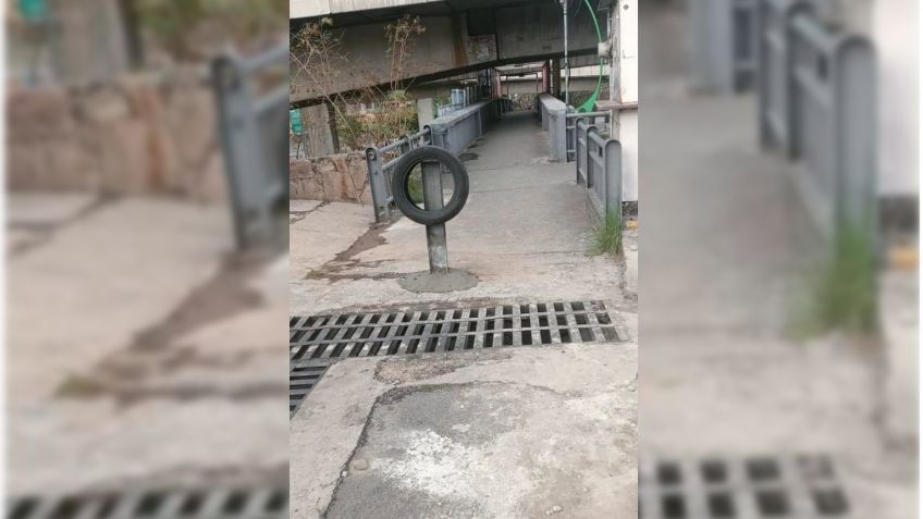 “Cierran” puente peatonal para evitar que crucen automovilistas