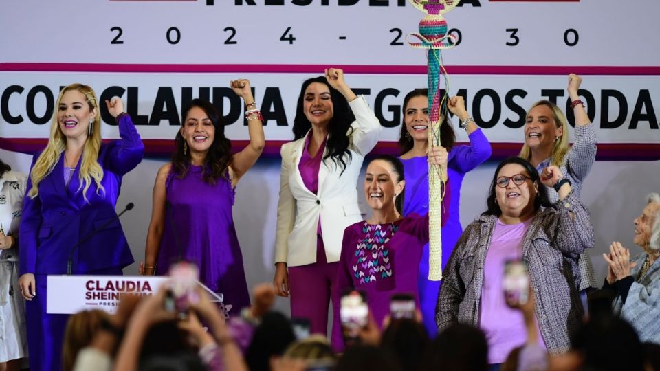 Feministas y activistas entregan bastón de las mujeres a Claudia Sheinbaum, virtual presidenta electa de México.