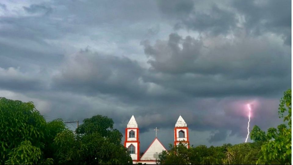 Una intensa tormenta eléctrica cayó en el sur de México