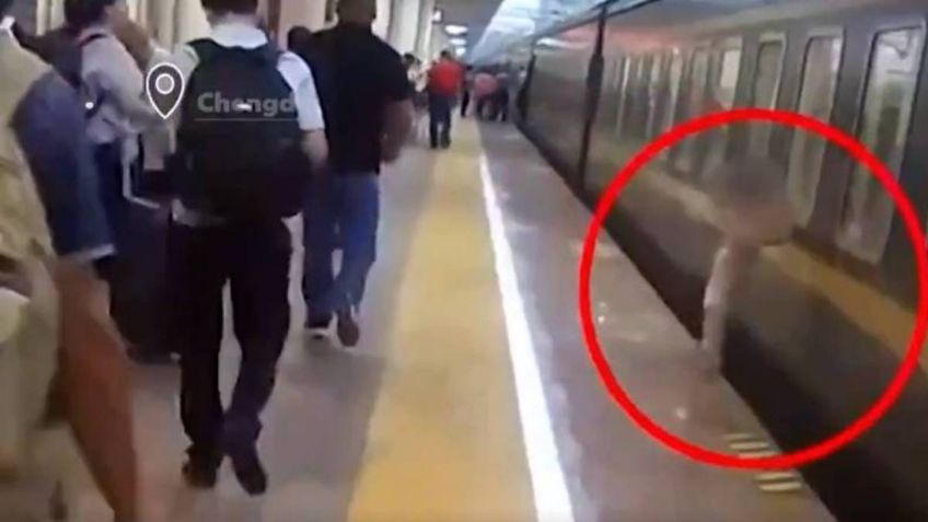 VIDEO: niña de 3 años cae a las vías del Metro y apenas es salvada por un policía