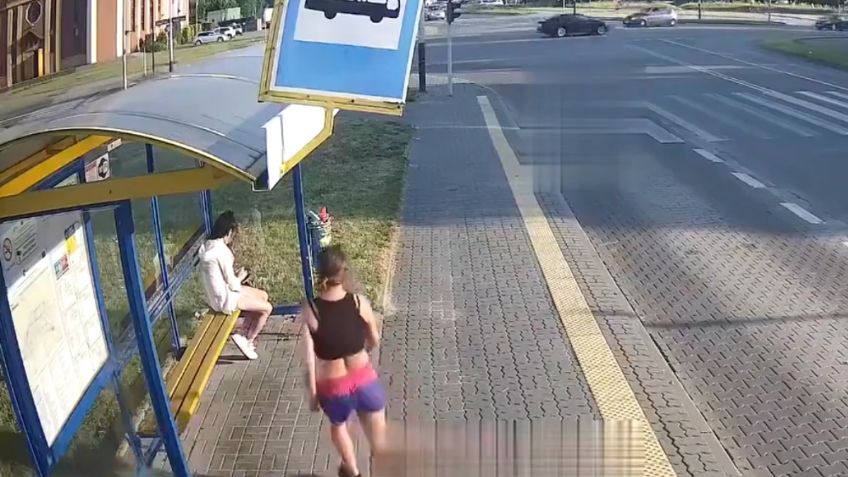 VIDEO: mujer golpea brutalmente a una desconocida en la parada del autobús, la confundió con otra persona