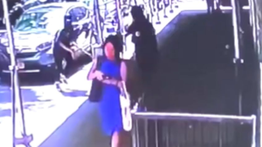 IMÁGENES FUERTES: una mujer es agredida por dos sujetos encapuchados a plena luz del día en New York