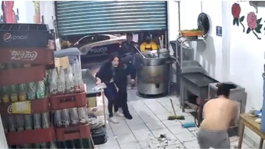 Frente a la policía: mujer acuchilla a un hombre en un puesto de carnitas en CDMX, VIDEO