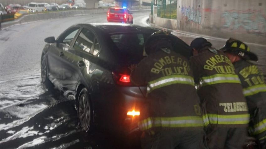 Colapsan lluvias sistema de drenaje Valle de Toluca; autos y transeúntes quedaron varados en Tollocan y Las Torres