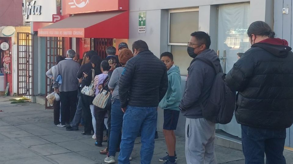 Personas formadas para entrar a una tienda de conveniencia