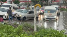 Autos se encuentran varados; lluvia deja bajo el agua la avenida Central en Ecatepec