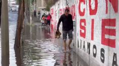 Línea A del Metro sin servicio: cruzan vallas y se quitan zapatos para llegar a Guelatao