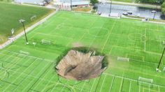 IMPRESIONANTE VIDEO: enorme socavón se traga campo de futbol