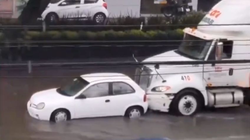 VIDEO tráiler salva a vehículo de quedar atrapado en inundación de Cuernavaca y recibe el aplauso de internet