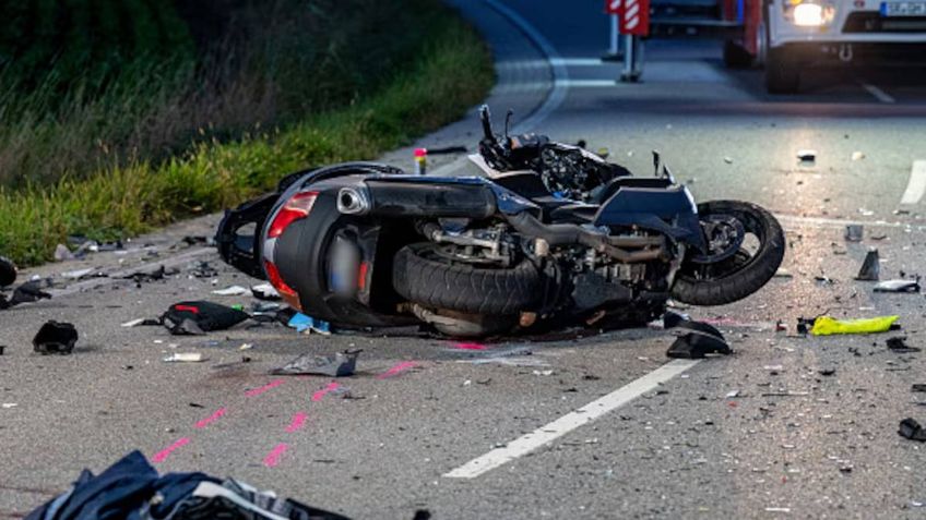 Motociclistas derrapan por la lluvia y son aplastados por un auto en la México - Puebla