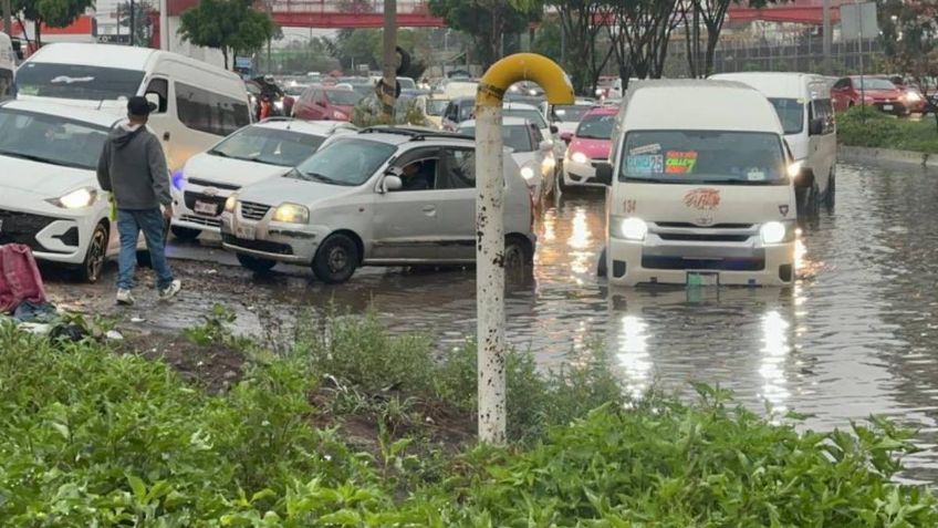 Autos se encuentran varados; lluvia deja bajo el agua la avenida Central en Ecatepec