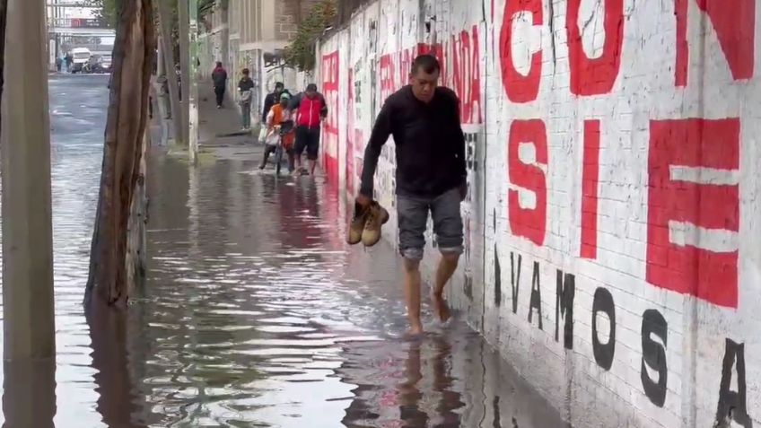 Línea A del Metro sin servicio: cruzan vallas y se quitan zapatos para llegar a Guelatao